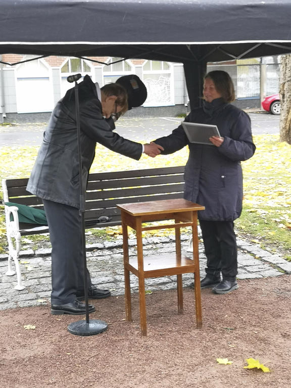 Jääkäripatsas paljastettiin Huittisten kirkkopuistossa, jossa Timo Kouttu antoi patsaan luovutuskirjan kaupunginjohtaja Viveka Lannelle. Kuva: Mirja Mihalic