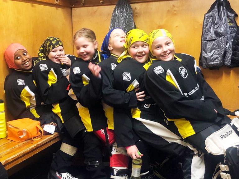 Joukkueella on mainio yhteishenki. Pukuhuoneessa pitivät hauskaa Wane Cheke (vas.), Elsa Toivo, Riina Brusnitsin, Aino Pakkonen, Aino Salo ja Erika Koivuranta. Kuvat: Jenni Hulmi