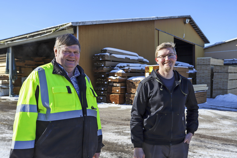 Arolan höyläämö on alun perin Markku Arolan (vas) isän, Toivon, perustama. Nyt se työllistää 23 henkilöä, mukaan lukien kaikki Markun viisi poikaa, joista Kari Arola (oik) on alkamassa toimitusjohtajaksi.
