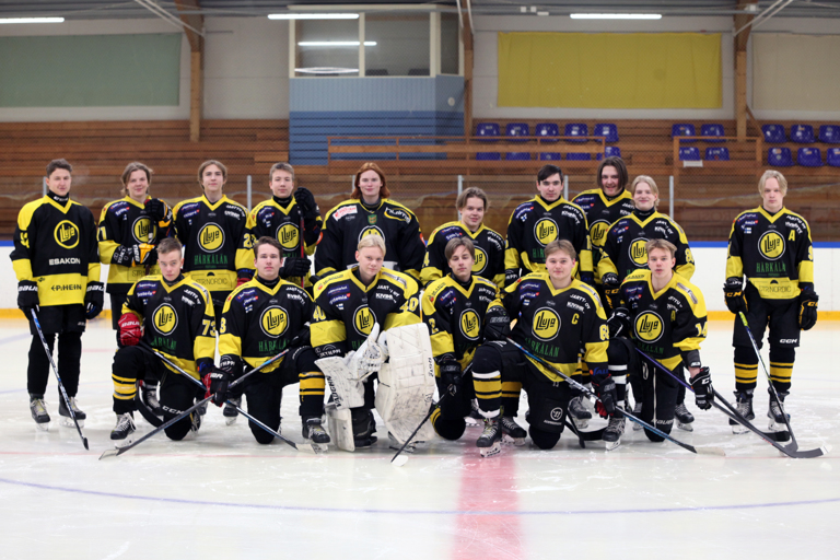 Kuva harjoituspelistä 16. joulukuuta. Eturivissä vasemmalta Säkylän ja Köyliön pojat: Antti Äimänen, Mikael Mylläri, Aapo Härkälä, Heikki Pietilä, Kustaa Harjunmaa ja Jarno Tuomola. Ylärivissä vasemmalta huittislaiset Juho Virtanen, Matias Nokkala, Tomas Reunanen, Paavo Ihantoja, Arttu Maanpää, Sastamalasta Vilho Rantanen ja Roope Vuorio sekä huittislaiset Oskari Kyrömäki, Tiitus Nurminen ja Aaro Kokko. Poissa kuvasta ovat huittislaiset Santeri Ruusunen ja Miro Säviranta sekä Forssalainen Matias Kauha. Kuva: Anna Ahola/AnnanKuva
