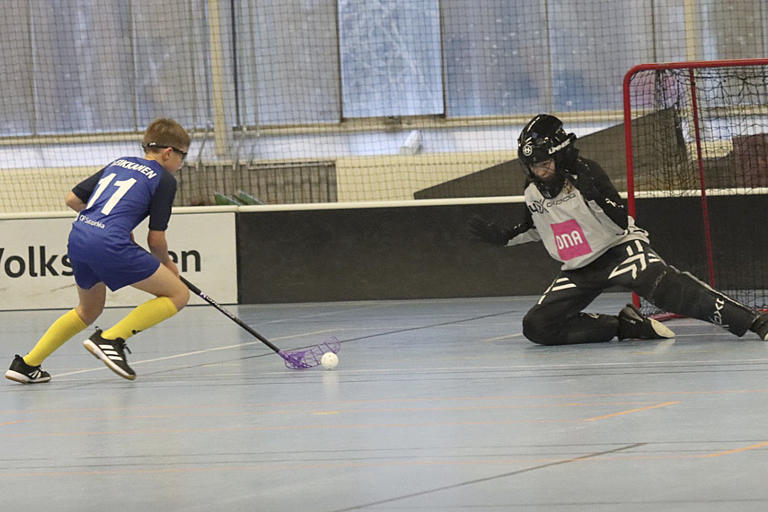 Väinö Leikkanen onnistui P14-joukkueen ottelussa FBC Turkua vastaan kahdesti. Toinen osumista syntyi hetki kuvan oton jälkeen rangaistuslaukauksesta. Kuva Teemu Niittymäki