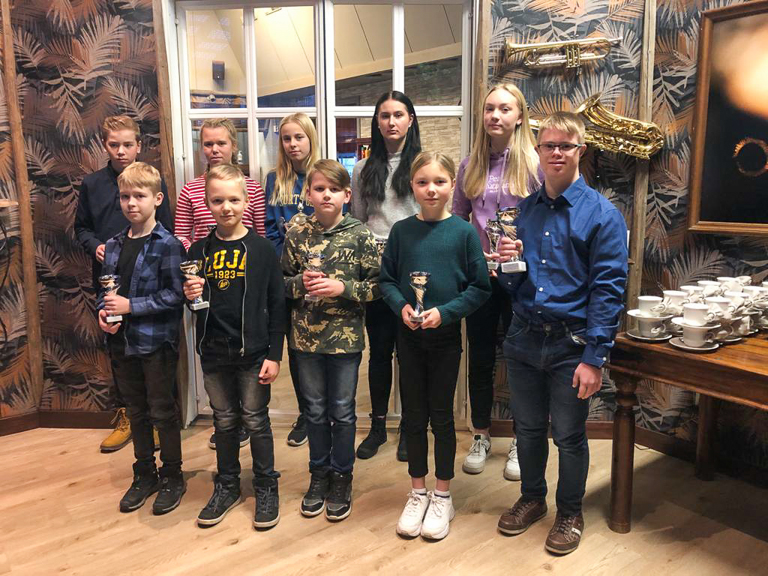 Kuvassa Lauttakylän Lujan palkittuja: Sakari Mäkelä, Siiri Mäkelä, Liina Laine, Olivia Kärki, Elle Kariniemi, Artem Nechepurenko, Ano Heikkilä, Samuel Torpo, Aada Lehtinen ja Samuel Jalo. Kuva: Virpi Laine