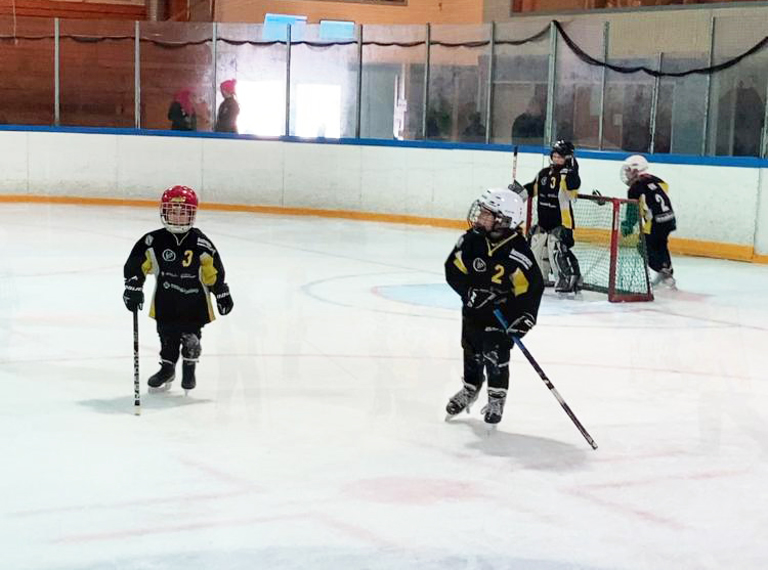Emma Weckström, Lilli Ranta, Erin Hulmi ja maalivahti Vilja Salo tuulettamassa maalin jälkeen. Kuva: Rina Wecström.