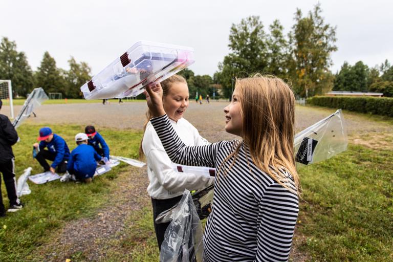 Suvi Toivonen ja Elli Ihantoja ihastelevat kisassa palkinnoksi saatuja vieheitä. Kuvat: Mikko Perttunen