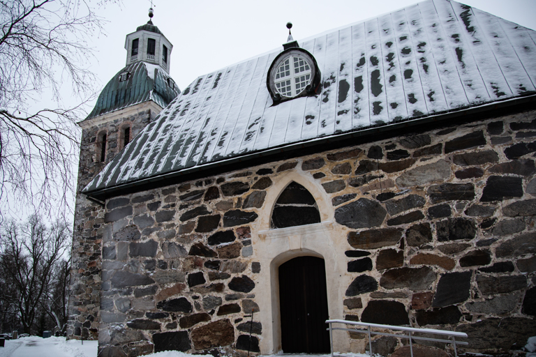 Kirkon ovet ovat lopputalven ja kevään auki aina keskiviikkoiltaisin. Kuva: Mikko Perttunen