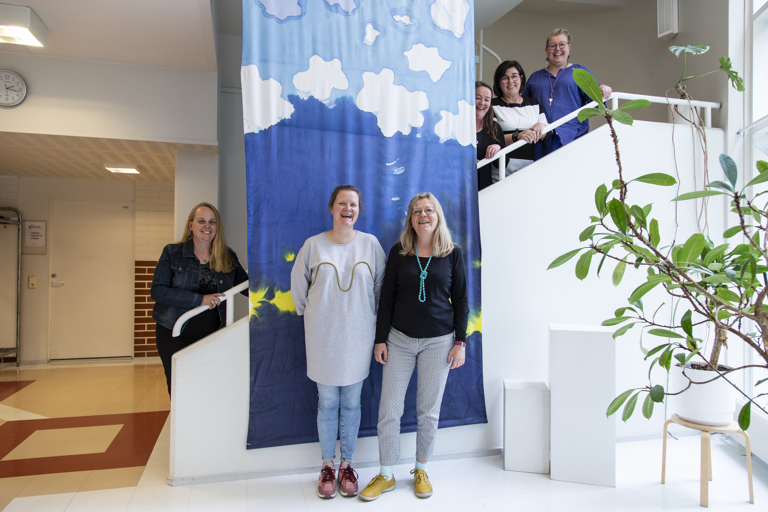Jenni Silvanto (vas.), Heli Vehkaperä, Erja Moilanen, Virpi Havia, Tuija Viinamäki ja Elina Törmä toivovat, että ihmiset löytävät nyt koronan jälkeen Sataopiston kursseille. Kuvat: Mikko Perttunen