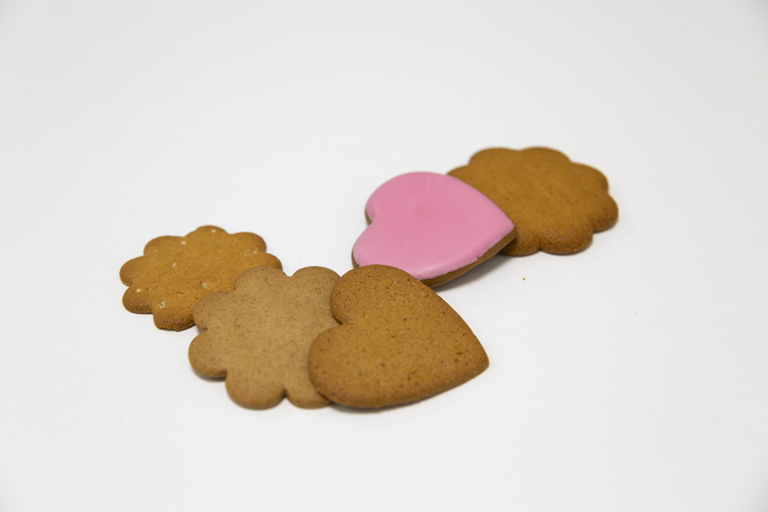 Lauttakylä-lehden ja mainostoimisto Huiman väki maisteli Annas pepparkakor Polkaa (vas.), Auran pikkuleipä Voipiparkakkua, Annas pepparkakor Originalia, Axo Sydänhyvä-piparkakkua ja Töysäläinen-piparkakkua. Kuvat: Mikko Perttunen