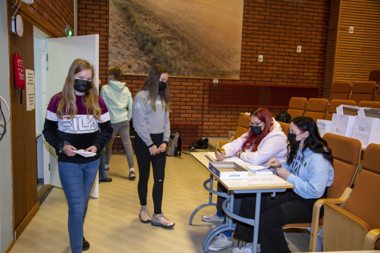Äänestyslippua palauttamassa Aada Metsähalme (vas.) ja omaa vuoroaan odottamassa Ella Laukkanen. Vaalivirkailijoina ovat Jenna Wikman ja Seela Heikkilä (oik.). Kuva: Sari Mäkelä