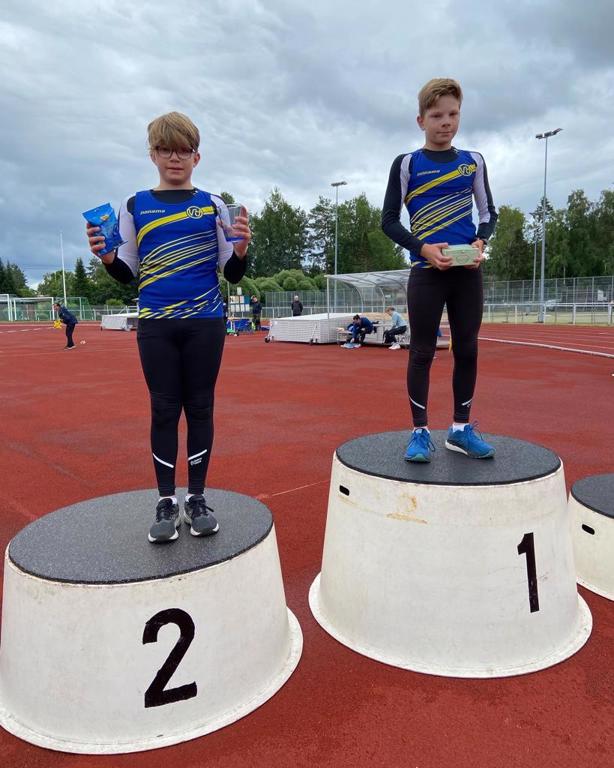 Henri (vas.) ja Niklas Kouvo 60 metrin palkintojenjaossa. Kuva: Anna-Stiina Kaasila