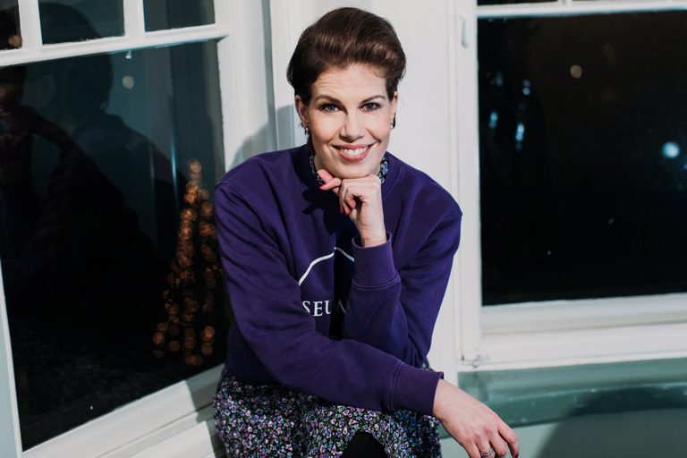 Toimitusjohtaja Mirka Saarinen perusti Seuranan, koska ei löytänyt isoisälleen Tampereelta palvelua, jonka kautta olisi saanut isoisälle säännöllistä seuraa. Kuva: Mari Vaegelein