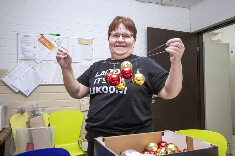-Laitetaanpas vähän jouluiloa, tuumii Pirjo Ojala ja ryhtyy ripustamaan joulukoristeita ruokalatilaan.