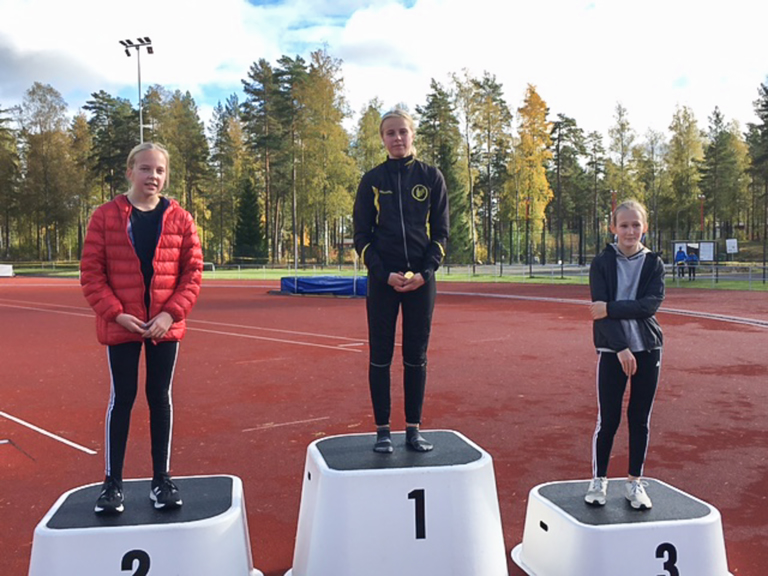 Liina Laine juoksi voittoon omassa sarjassaan piirimestaruusmaastoissa. Kuva: Eija Liesmäki