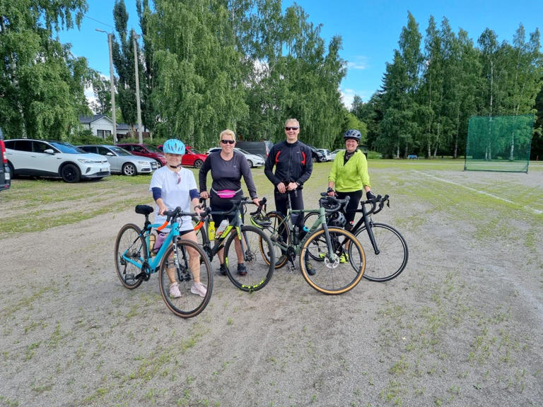 Huittisten Triathlon- ja uimaseuran tiimi lähdössä pyörälenkille. Kuvassa Suvi Lehtonen (vas.), Sari Laakso, Panu Niemi ja Kaisa Leander.