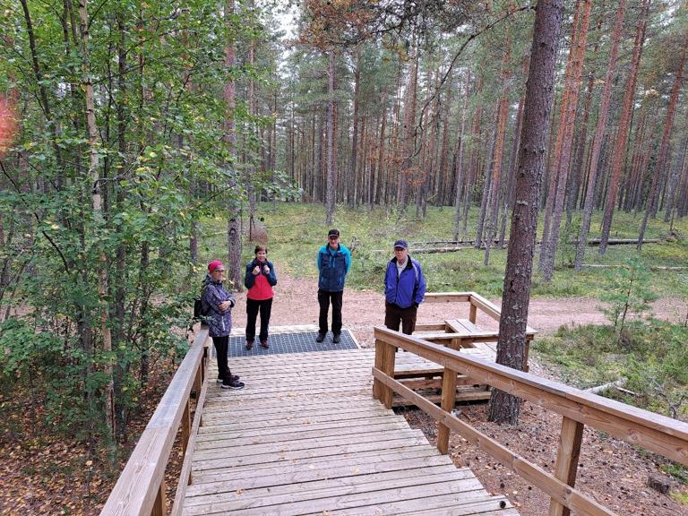 Huittisten sydänyhdistyksen retkelle osallistuneet saivat päivän aikana Harjureitillä mainion porrastreenin. Kuvat Nitta Lindroos