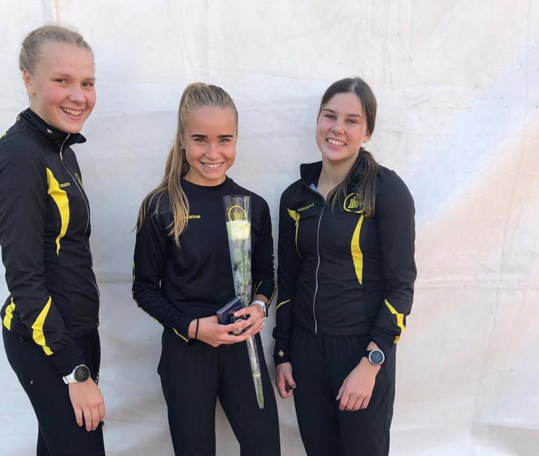 Lauttakylän Lujan hopeisessa N19-joukkueessa juoksivat Tuuli Mäkinen (vas.), Lotta-Maria Maine ja Aino Eno.