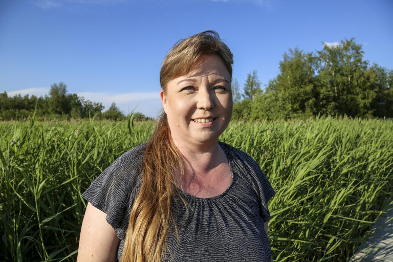 Anne Heinonen avustaa ukrainalaisia mielellään ja hyvästä sydämestään. Vaikka jutussa to-detaan että avustaminen on työtä, on se Anne Heinoselle harrastus. Kuva Satu Ojala
