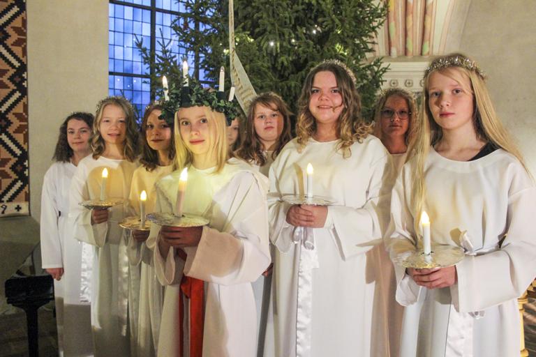 Lucia-esityksen valkoisissa leningeissä Iida Vähä-Jaakkola (eturivin vas.), Eevi Pohjolainen, Janrikka Rantanen, Liina Laine, Aino Kylälehtonen, Siiri Jalo, Nikol Zavadska, (takarivin vas.), Kiira Järvenpää ja Pinja Nieminen.