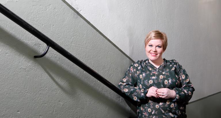 Annika Saarikko on viettänyt lapsuutensa Vampulassa ja käynyt yläasteen ja lukion Huittisissa.