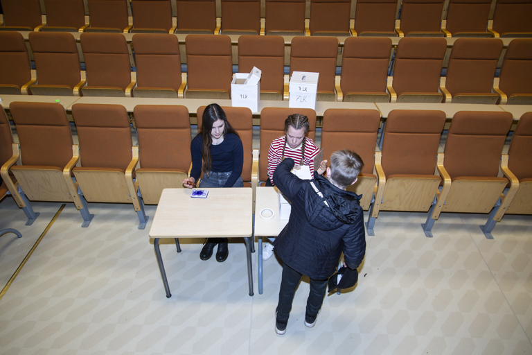 Pellonpuistolaiset äänestivät nuorisovaltuustovaaleissa tänään aamupäivällä. Vaalitoimitsijat Ninette Jäntti (vas.) ja Siiri Mäkelä ottivat vastaan äänestyslipukkeita. Kuva: Mikko Perttunen