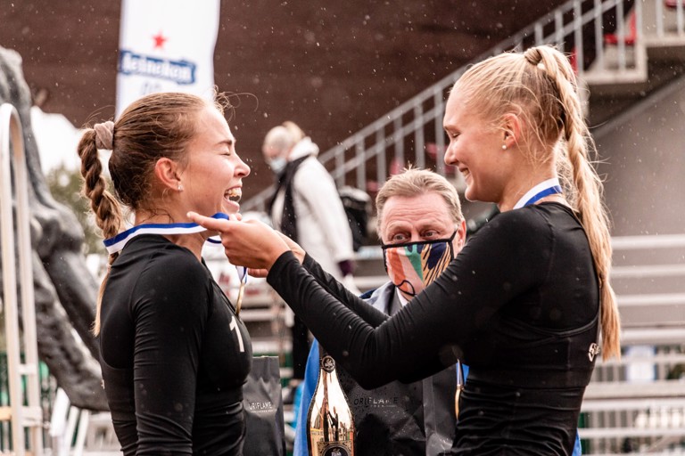 Vilhelmiina Prihti (oik.) voitti Beach Volleyn SM-kultaa parinsa Aliisa Vuorisen kanssa. Kuva: Antti Saarimaa