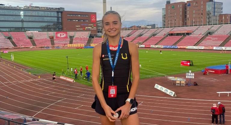 Lotta-Maria Maine juoksi Tampereella nuorten SM-kisoissa hopeaa ja pronssia. Kuva: Jari Maine