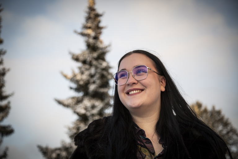 23-vuotias huittislaistaustainen Aliina Hiljanen opiskelee laulunopettajaksi Tampereella. Hänet nähdään Tampereen tuomiokirkossa esitettävässä Puccinin Suor Angelicassa.