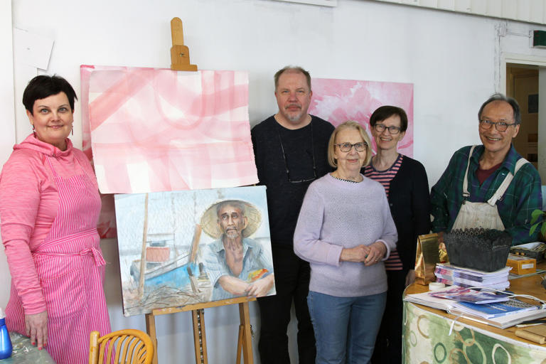 ArtGangin maalarit Piia Astila (vas.), Jukka Salo, Mervi Paitula ja Päivi Hannula Tatsuo Hoshikan seurassa. Kuva: Senni Valiola