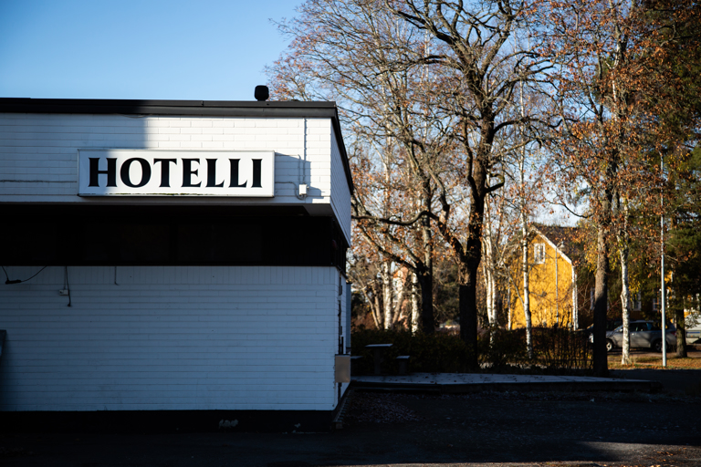Huittisissa on paljon päiväkävijöitä. Viipymää voisi pidentää lisäämällä majoitustoimintaa. Huittisten Seurahuoneella yrittäjät ovat vaihtuneet tiuhaan, ja nyt kokonaisuus on taas tyhjillään. Kuva: Mikko Perttunen
