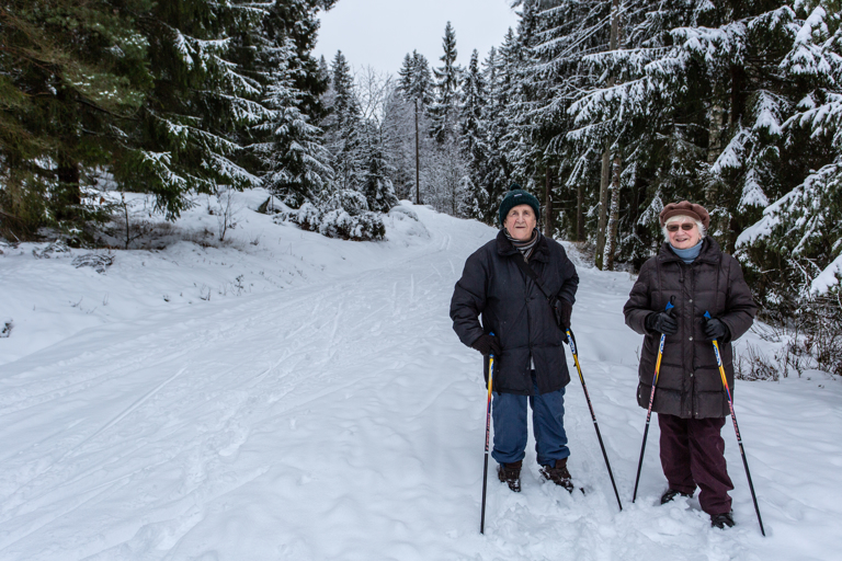 Esko ja Ewa Jortikan mielestä Kännölä on Huittisten paras kuntoilupaikka, vaikka ladun vuoksi varsinaiselle reitille ei nyt pääsekään kävelemään. Kauniissa maisemassa lepää myös mieli. Kuvat: Mikko Perttunen