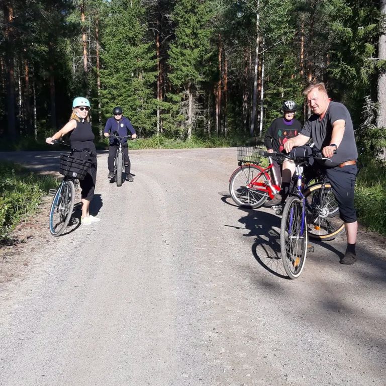 Tänäkin kesänä Rekikosken kyläyhdistyksen ohjelmaan kuuluu pyöräily porukalla. Kuva: Rekikosken kyläyhdistys
