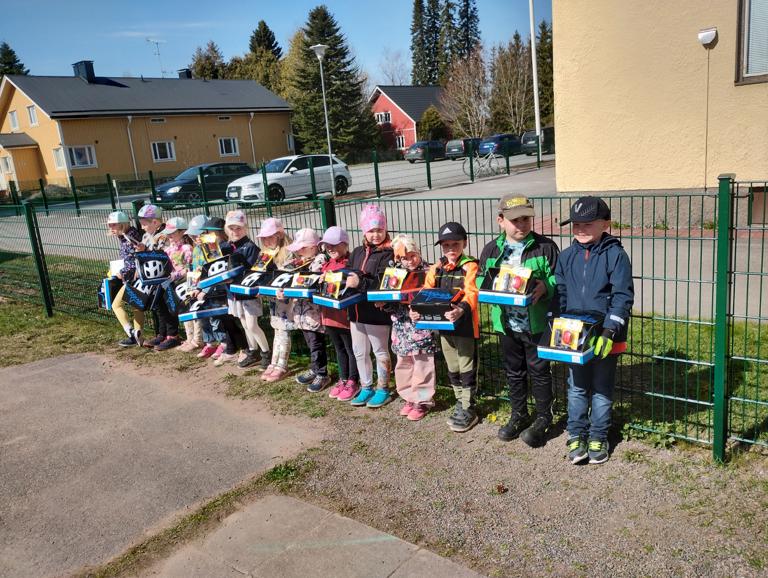 Vampulan tulevat ekaluokkalaiset vastaanottivat lahjoituksensa hymysuin. Kuvat Hilve Reijonen