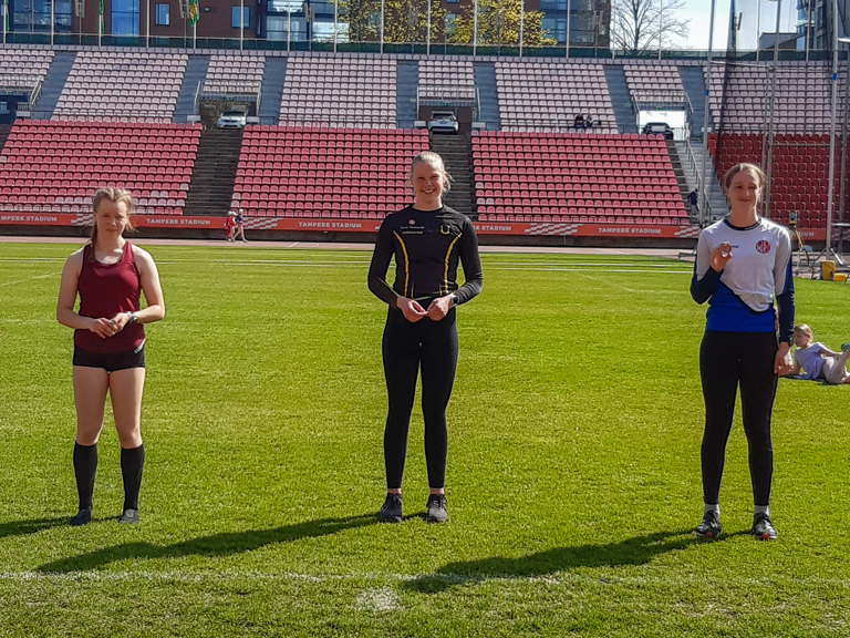 Siiri Mäkelä (vas.) otti Ratinan stadionilla hopeaa aluemestaruusviisiotteluissa.