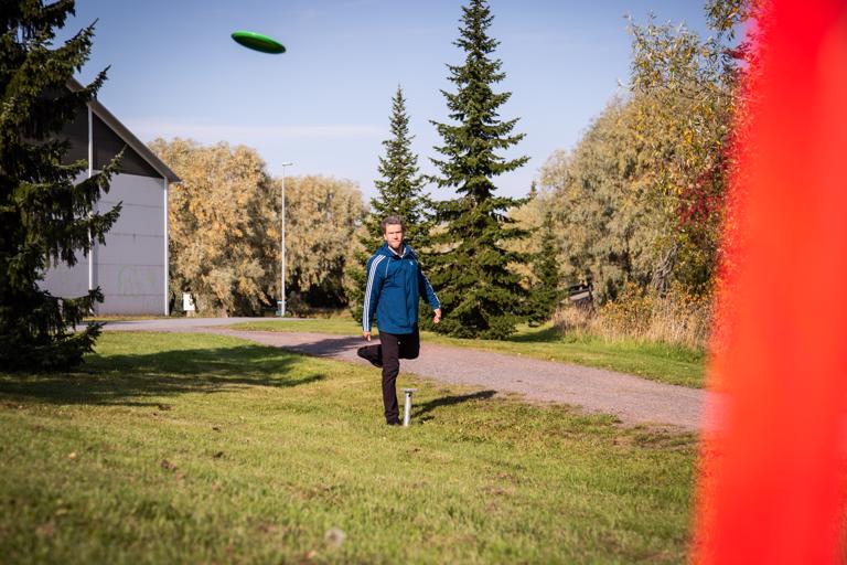 Huittisten uudessa puttipelipuistossa puttipelit tulevat olemaan käytön etusijalla. Mallia näyttää hallintojohtaja Sami Ylipihlaja. Kuvat: Mikko Perttunen