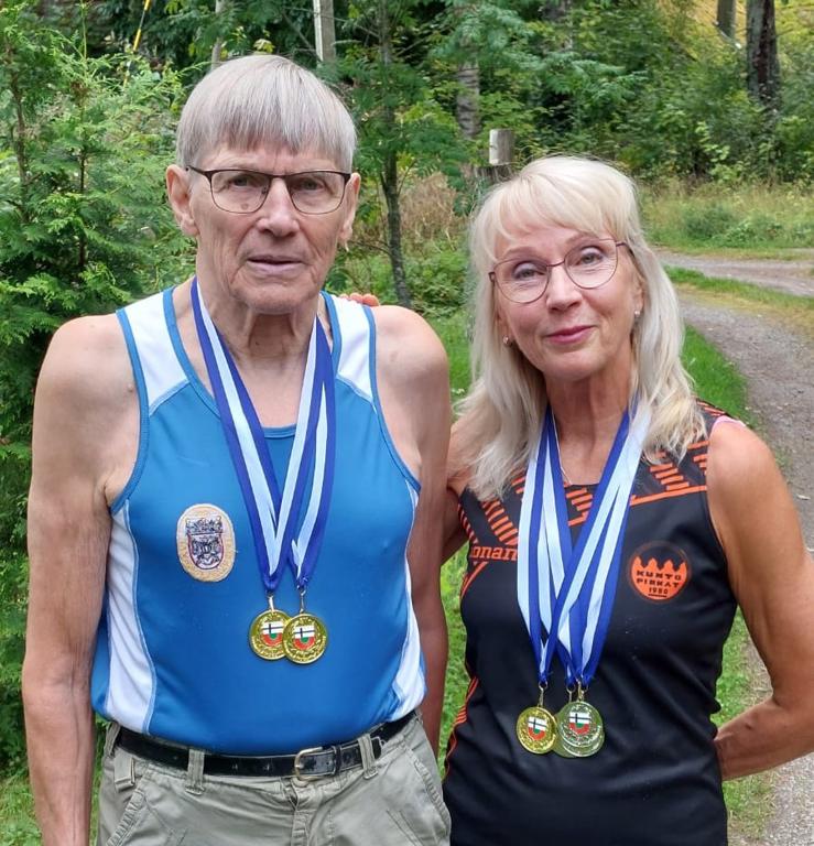Heikki Salo ja Päivi Mäkelä toivat aikuisurheilijoiden SM-viesteistä kaikkiaan kuusi mitalia. Kuva: Jorma Inna