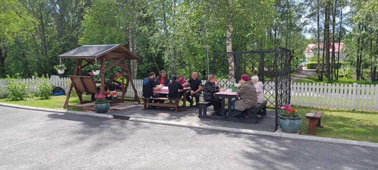 Uusi terassialue mahdollista leppoisan yhdessäolon. Kuva Juurikkojen kotialbumi