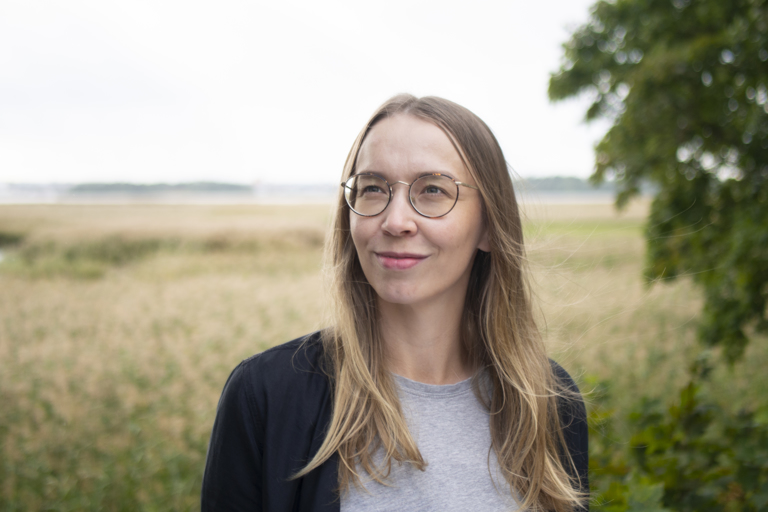 Huittislaistaustainen Kreetta Airila on työympäristömuotoiluun erikoistunut sisustusarkkitehti ja muotoilija, joka asuu ja työskentelee Helsingissä. Kuva: Jesse Virtanen