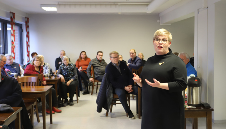 Valtiovarainministeri Annika Saarikon vierailu houkutteli paikalle runsaslukuisen yleisön. Kuva: Marja-Liisa Hakanen