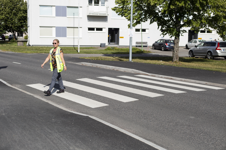 Maanrakennuspäällikkö Johanna Kalaoja kertoo, että valituksia vääristä tai puutteellisista merkinnöistä liikenteessä tulee vuosittain Huittisissa vain muutamia. Kuvat: Mikko Perttunen