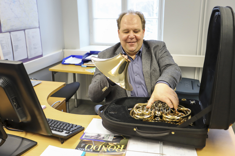 The headmaster of the music school, Petri Vainiotalo, naturally spends his free time playing French horn. Kuva: Heli Lehtelä