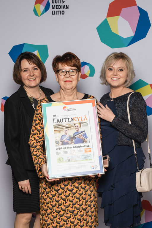 Suurilla Lehtipäivillä päätoimittaja Marja-Liisa Hakasen (kesk.) kanssa olivat mediamyyjä Rita Uusimäki (vas.) ja vt. toimitusjohtaja Marika Wolff. Kuva: Tanja Korpela