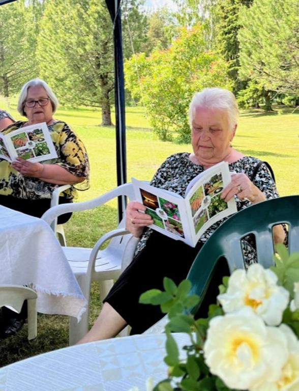 Historiikkia tutkivat Sirkka Kesti-Mäkinen (vas.) ja Marja Välimaa. Kuva Eeva-Liisa Vanhatalo
