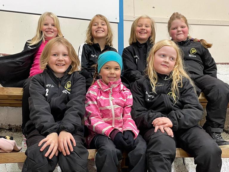Vähemmän pelanneiden jengiä: Elsa Toivo (ylhäällä vas.), Lilli Ranta, Eevi Lehtonen, Aino Korpela, Erin Hulmi (alhaalla vas.), Enni Evala ja Vilja Salo. Kuvat: Jenni Hulmi
