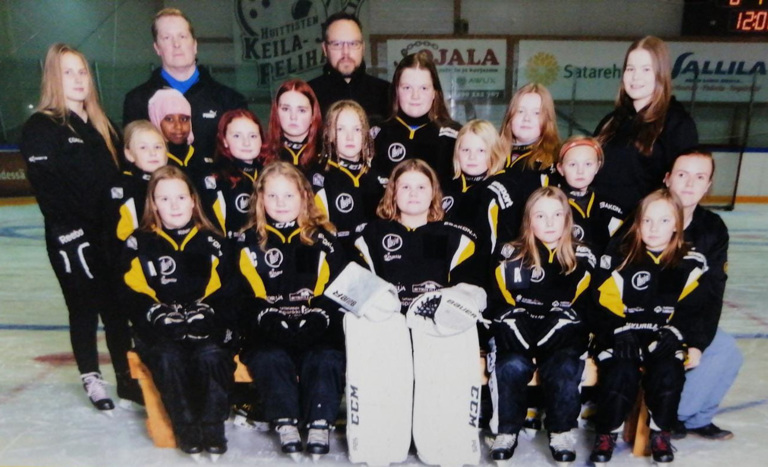 Lujan ringettejunnuja, eturivissä vasemmalta Aino Salo, Ella Lehtonen, Miisa Tervaniemi, Erika Koivuranta ja Aino Pakkonen, toinen rivi vasemmalta Seela Kiuru, Peppi Hakala, Amanda Rämö, Elsa Toivo, Eevi Lehtonen ja Reija Koskinen-Salo, kolmas rivi: Rosanna Moisio, Wane Cheke, Siiri Lindström, Venla Salo, Aada Pakkonen ja Iina Pohjolainen. Takana Ilkka Salo ja Tero Lehtonen. Kuva: Kata Sivunen