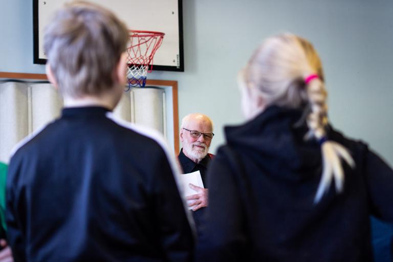 Toivomme, että koulu jatkaa elämäänsä vielä pitkään, mutta se ei ole tällä hetkellä meidän käsissämme, Loima-Jokisivu -seuran puheenjohtaja Aarno Korpela muistutti lahjoitustilaisuudessa.