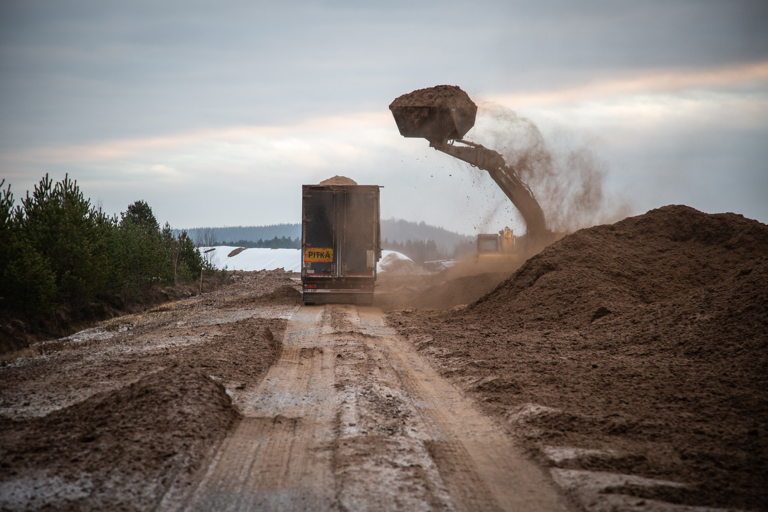 Turve on noussut taas tapetille Suomen energiaomavaraisuus- ja huoltovarmuuskeskustelussa. Huittisissa turvetta nostetaan pääasiassa kasvu- ja kuiviketurpeeksi. Kuva Nanhiansuolta joulukuulta 2020. Kuvat: Mikko Perttunen
