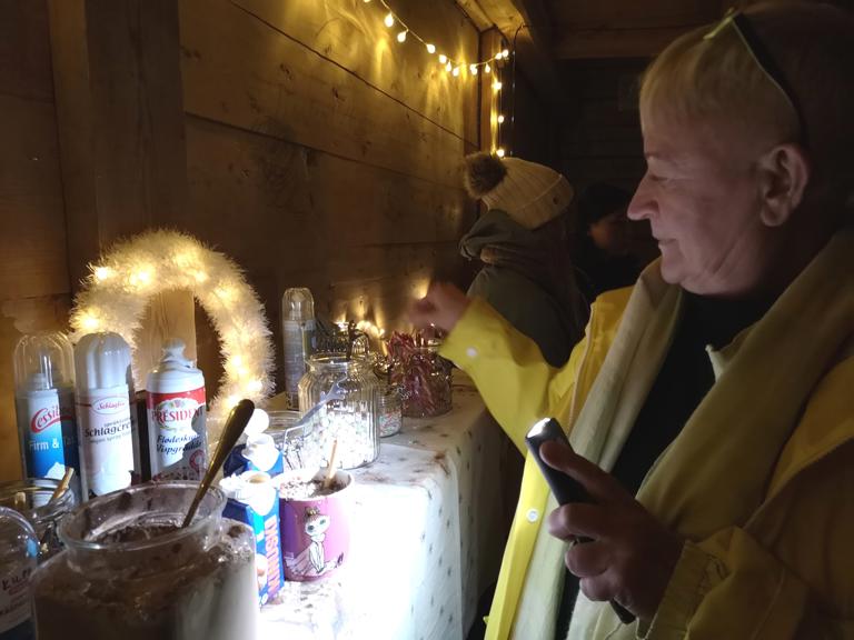 Kiikan Leiripeikkojen kaakaopaarissa jokainen sai valita ja sekoittaa kaakaonsa itse hämärässä tunnelmavalaistuksessa. Kuvassa Mirja Putti. Tapahtumakuvat Mirja Mihalic