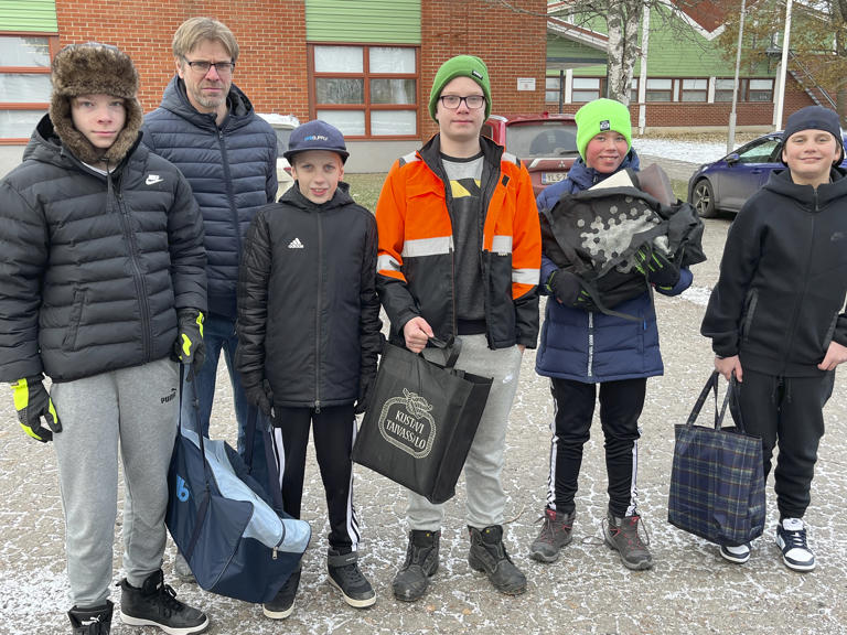 Kuudesluokkalaiset Niklas (vas.), Joona, Henri, Santeri ja Aapo ottivat kuvat vastaan yhdessä koulunjohtaja Veli-Matti Laineen kanssa.