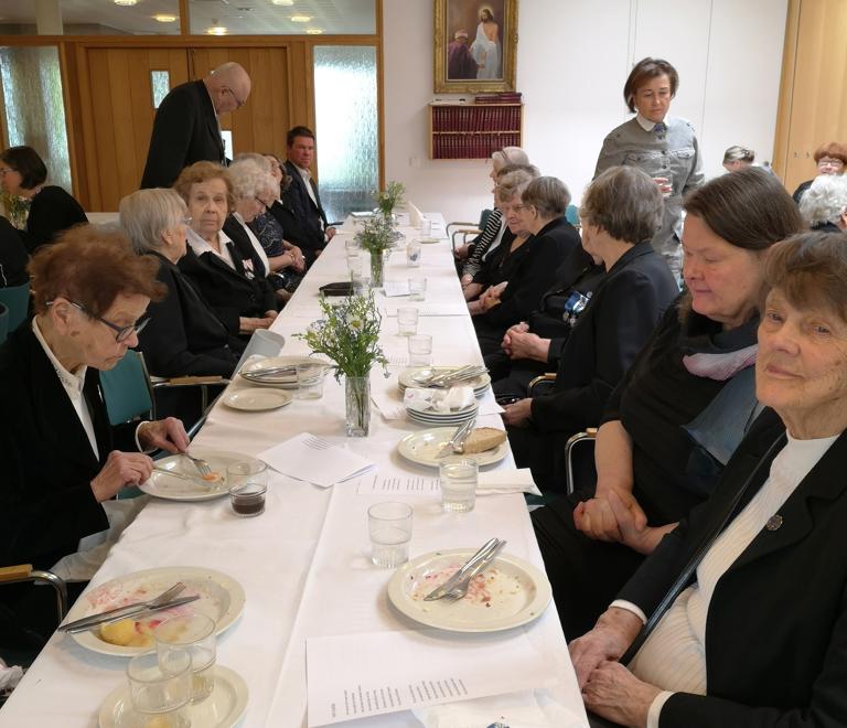 Pyöreitä vuosia juhlinut lottaperinneyhdistys on hyvissä voimissa