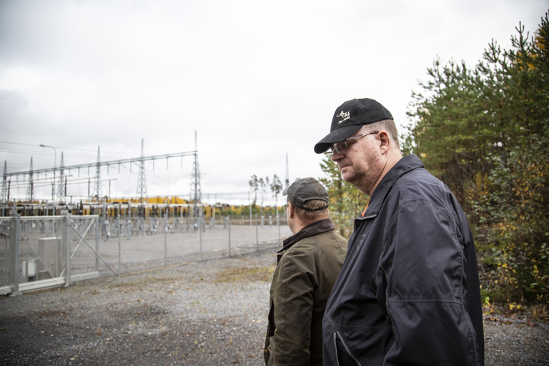Kalle Kuiko (selin) ja Jukka Heikkilä kertovat, että aurinkoenergiaprojektissa on mukana kolmatta kymmentä metsänomistajaa. Vielä on auki, miten Metsämaan
muuntoaseman viereen tuleva aurinkopaneelikenttä loppujen lopuksi sijoittuu.