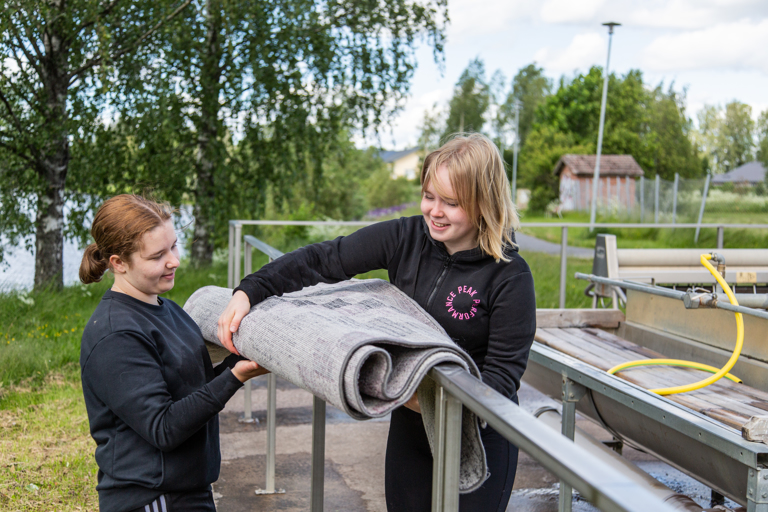 Nuorisovaltuuston puheenjohtaja Jonna Toivonen ja varapuheenjohtaja Kerttu Laine olivat matonpesupuuhissa kesällä 2021. Arkistokuva Mikko Perttunen